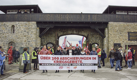 Jugendgedenkmarsch im Rahmen der Befreiungsfeier in Mauthausen.