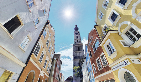 Das Dekanat Braunau versucht, neue Perspektive zu entwickeln.  Im Bild die Braunauer Altstadt mit der Stadtpfarrkirche  