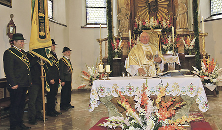 Pfarrer Richard Czurylo beim Gottesdienst in der Pfarrkirche Lauffen, wo er seit 25 Jahren Pfarrer ist.  