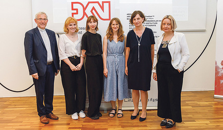 Nach der Preisverleihung: Bischofsvikar Johann Hintermaier mit den ausgezeichneten Künstlerinnen Lena Lisbeth Teufl, Ruth Größwang und Martina Jäger sowie Martina Gelsinger, Obfrau des DKV und Rektorin Brigitte Hütter