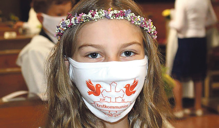 Lena Frauscher aus Kirchdorf am Inn mit ihrem besonderen Mundschutz   