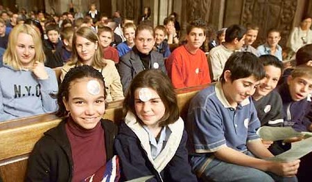 Sch?lerinnen beim Gottesdienst. 110 Jahre Albertus Magnus-Schule (AMS).Wien, Stephansdom, 2.5.2002? Franz Josef Rupprecht; A-7123 M?nchhof; Bank: Raiffeisenbank M?nchhof (BLZ 33054), Kto.-Nr.: 17.608 