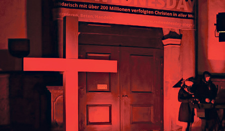 Rot beleuchtete Gebäude  machen auf verfolgte Christinnen und Christen aufmerksam.   