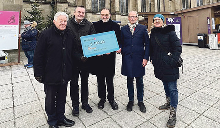 Bei der Spendenübergabe (von links): Schirmherr von PRO MARIENDOM, Altlandeshauptmann Josef Pühringer, Pfarrer August Aichhorn, Dompfarrer Maximilian Strasser, Martin Zwittag aus Pregarten und Marina Noll von PRO MARIENDOM.     