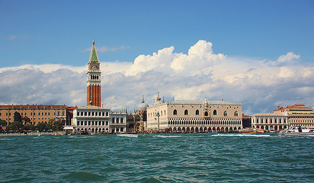 Der Campanile (Glockenturm) des Markusdoms, im Hintergrund der Dom selbst und rechts der Dogenpalast 