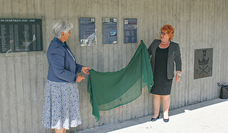 Die Pfarrgemeinderatsobfrau Pauline Leitner (links) und die Gemeinderätin Rosa Hieß, die die Gedenktafeln finanzierte.   