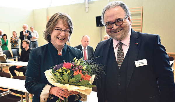 Vorgänger Michael Chalupka gratuliert Cornelia Richter, der ersten Bischöfin an der Spitze der Evangelischen Kirche A.B. in Österreich.   
