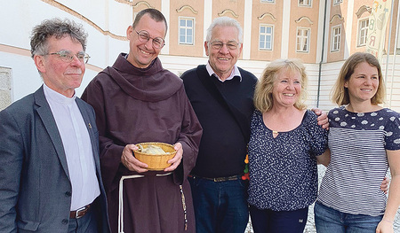 Pfarrer Heinz Purrer (links), der Initiator und „Motor“ des Jugend- und Missionsfestes, mit dem Franziskanerpater „Joe“ und weiteren Festbesucher:innen