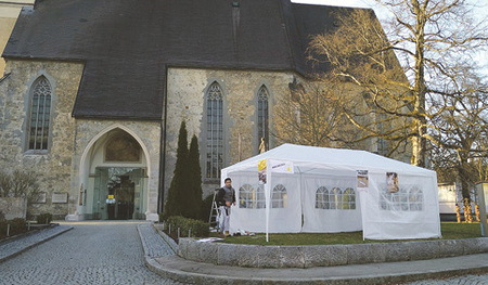 Im Zelt wird in der Karwoche über die Lage der Flüchtlinge informiert.