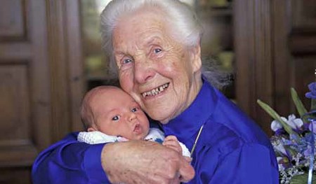 Uroma am neunzigsten Geburtstag mit neugeborenem Urenkelchen MR - Great-grandmother with newborn baby at her 90th birhday MR