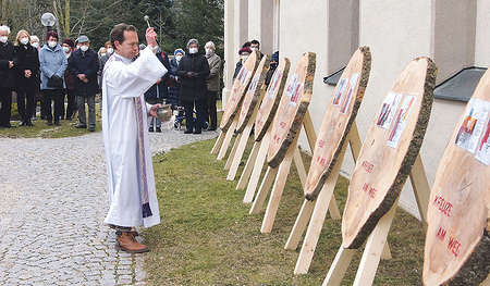 Pfarrer P. Carlos da Silva segnet die Kreuzwegstationen.   