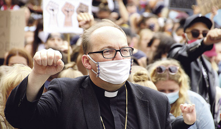 Corona-konform trat Bischof Hermann Glettler in Innsbruck gegen Rassismus auf. 