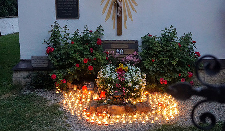 Grab von Franz und Franziska Jägerstätter in St. Radegund nach der Lichtfeier
