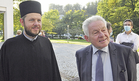 Der serbisch-orthodoxe Pfarrer Nikola Pantic mit Pro- Oriente-Vorsitzendem Josef Pühringer  