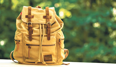 Zwei Gebetsrucksäcke pilgern durch die Pfarre St. Martin im Mühlkreis.   