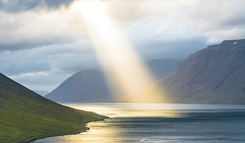 Davide Cantelli/Unsplash.com Gott bringt Licht in unsere Welt. Jetzt, am Laetare-Sonntag (4. Fastensonntag), strahlt uns auch das Osterlicht bereits entgegen.