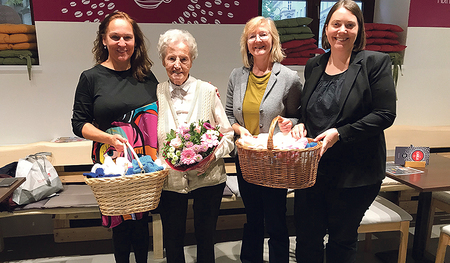 Maria Etzelsdorfer strickte 87 Paar Socken und übergab diese voller Freude dem Carla-Shop beim Linzer Mariendom. 
