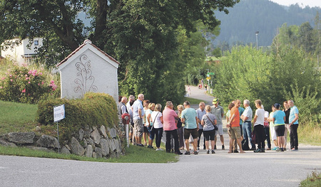 Bei Kapellen stimmten sich die Sternwander/innen mit Gebet und Musik – vorgetragen von Mitgliedern der Blasmusik – auf die Messfeier ein.  