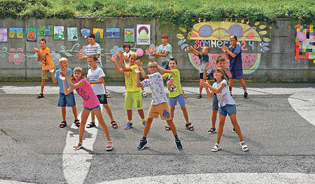 Schöne Erlebnisse wie das Sommerfest der 'Noah' in St. Georgen im Attergau lassen das Kriegsgeschehen für ukrainische Kinder und Jugendliche in den Hintergrund treten.