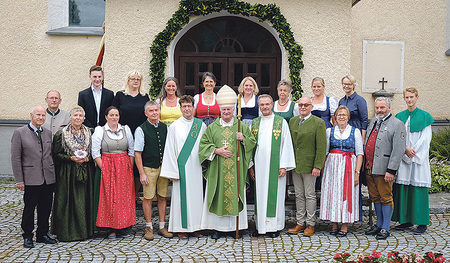 Die Feiergemeinschaft in Weyregg rund um Bischof Manfred Scheuer