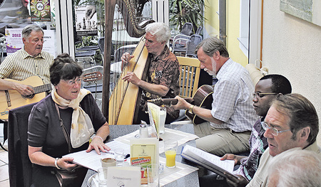 Die Singrunde in Marchtrenk musiziert für den guten Zweck.   