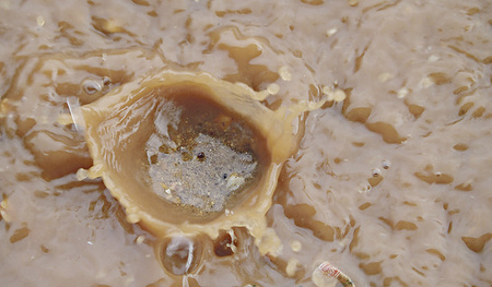 Aufprall eines Wassertropfens.  Starkregen  macht der Erde zu schaffen. 