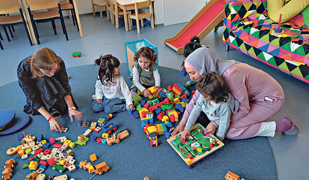 Lejla Alic-Celovic (re.) spielt mit den Kindern.   