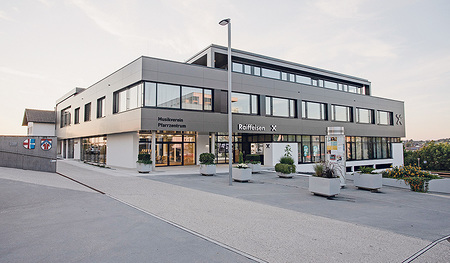 Pfarrzentrum, Probenlokal des Musikvereins und Bankzentrale sind in diesem Haus vereint.  