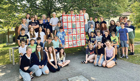 Die Eferdinger Schüler:innen mit ihrem beeindruckenden Werk  