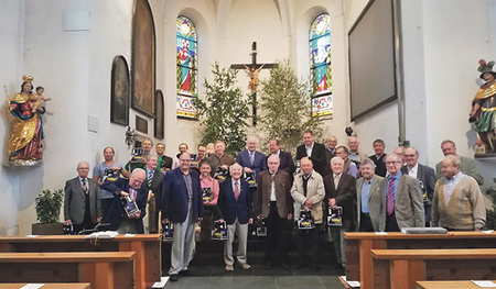 Männer bekamen ein Sechsertragerl Bier überreicht.  