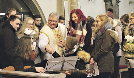 Die Jugendlichen gestalteten und feierten mit Kaplan Thomas Rörig die Messe.   