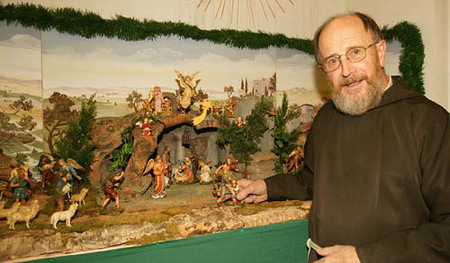 Kunstvolle sch?ne Weihnachtskrippen baut Br Dismas seit Jahren im Franziskaner Kloster in Ried in den verschiedenen Arten vorwiegend solche aus seiner Heimat Tirol.