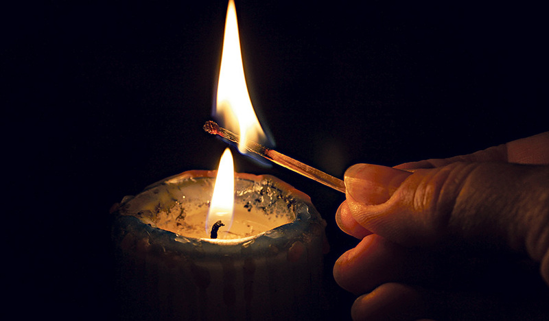 Das Licht leuchtet vor den Menschen.