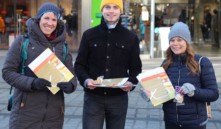 Besonders beliebt bei der Verteilaktion in der Linzer Landstraße waren Glückkekse mit Fragen zu Wundern