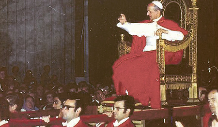 Auf unserem Dachboden müsste noch das Dia mit dem Papst mit Sänfte und Lichtstrahl sein. Aber es ist mir zu kalt da oben, es zu suchen.  Diese Sänfte stammt von www.buch-sokrates.de 