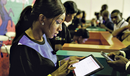 Junge Frau in Lagos, Nigeria. Bildung ist ein wesentlicher Faktor für  die Wirtschaftsentwicklung. 