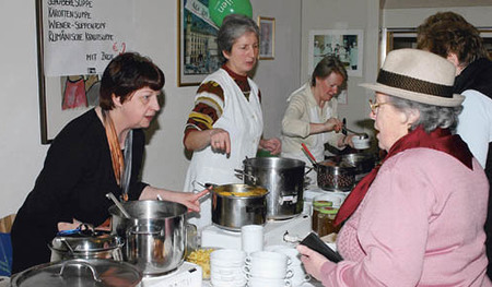 Fastensuppenessen und EZA-Markt in der Pfarre Linz-St. Markus, Fastensuppenessen, Essen, Teilen, KFB, Kath. Frauenbewegung, EZA, EZA-Markt, Schokolade, Dritte Welt, Hilfe, Erdball, Menschen, Spenden, Suppe, Suppenessen, St. Markus, Pfarre, Koche, Sup