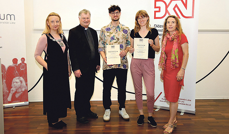 Von links: Rektorin Brigitte Hütter, Bischof Manfred Scheuer, Benjamin Altrichter, Daniela Trinkl, Maria Reitter-Kollmann.   