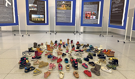 Ausstellung in der HLW Steyr zum Gedenken an die Greueltaten während des Bosnienkrieges. Die Schuhe erinnern an die getöteten Kinder.