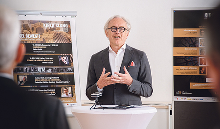 Kirchklang-Festivalleiter Martin Haselböck präsentierte das Programm. Das nächste Konzert findet am 28. Juni in Mondsee statt.
