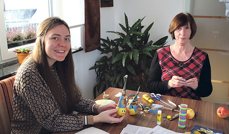  Jana Oberndorfer und ihre Oma Hedwig Reischauer basteln und befüllen die Faschingspackerl.    