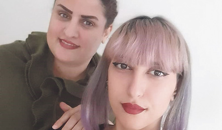 Mona und Sevda Otroushi sind glücklich.  