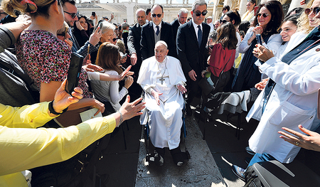Das überraschende Erscheinen des Papstes auf dem Petersplatz sorgte für Begeisterung und Applaus bei den Anwesenden.   