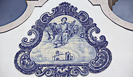 Der heilige Laurentius auf der Außenfassade der Kirche São Lourenço in Amancil.  