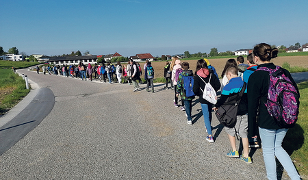 Kinder erinnern mit ihrer Wanderung an die Todesmärsche. Das heurige Geh.Denken findet am 22. April statt. Start ist um 8 Uhr bei der Volksschule.  