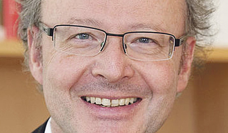 Jesuitenpater Michael Bordt ortet einen Vertrauenverlust in der Kirche, am Arbeitsplatz und in der Politik. 