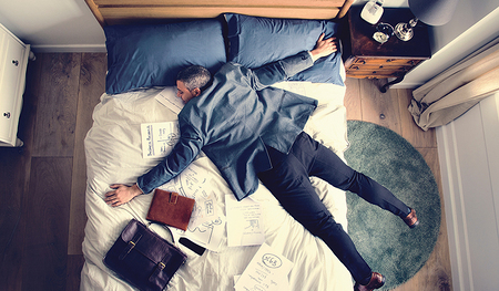 Menschen mit Burnout sind seelisch und körperlich erschöpft und ziehen sich oft zurück oder sind gereizt.  