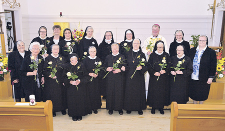 Die Jubilarinnen mit Generaloberin Sr. Angelika Garstenauer und Generalvikarin Sr. Teresa Hametner sowie Bischof Manfred Scheuer