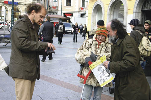 Stra?enaktion am Linzer Taubenmarkt anl??lich des Erscheinens der 100. Kupfermuckn, der Stra?enzeitung von Menschen, die das Leben auf der Stra?e kennen gelernt haben. Stra?enverk?ufer Manfred Schweiger