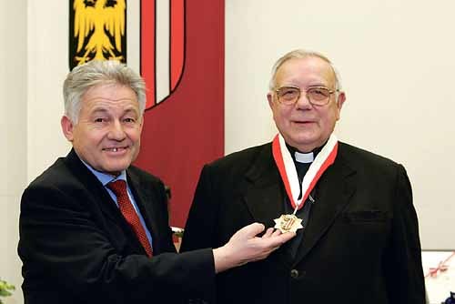 LH. Dr. Josef P?hringer verleiht Bischof Dr. Maximilian Aichern die h?chste Auszeichnung des Landes. Das gro?e goldene Ehrenzeichen.